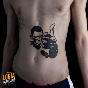 tatuaje_vincent_cassel_la_haine_abdomen_parne_logia_barcelona 